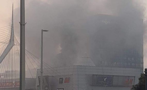 שריפה פרצה בקניון בפתח תקווה, המבקרים פונו