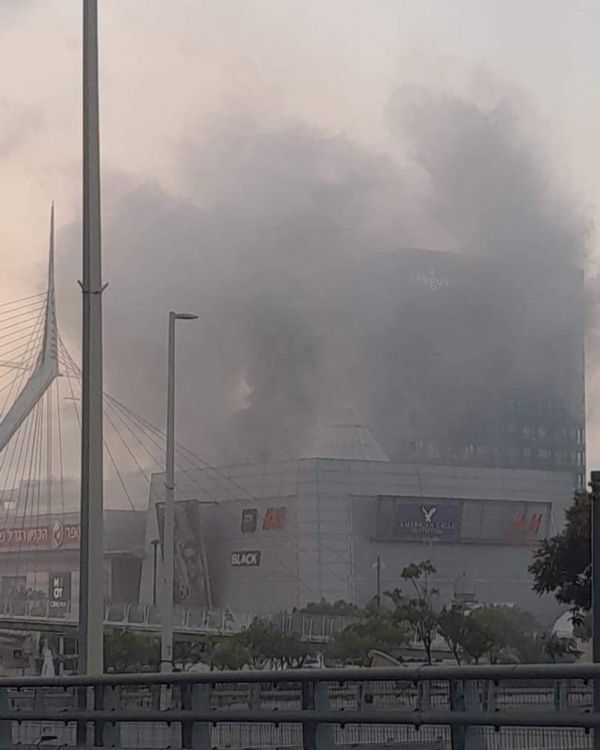 שריפה פרצה בקניון בפתח תקווה, המבקרים פונו