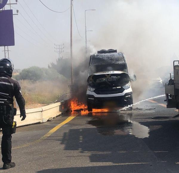 מיניבוס עלה באש בכביש 40, הנהג נפצע באורח בינוני