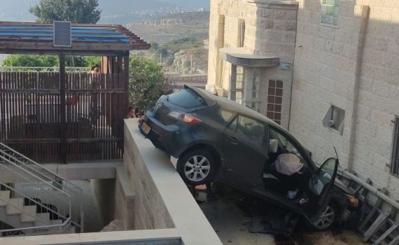 תאונה בנווה דניאל: רכב נכנס בגדר ועף באוויר