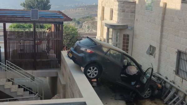 תאונה בנווה דניאל: רכב נכנס בגדר ועף באוויר