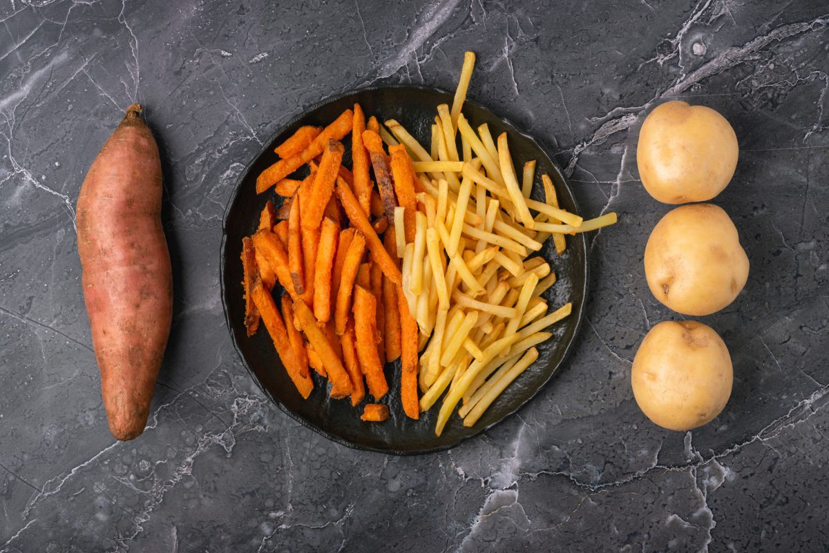 מתכון לבטטה ותפוחי אדמה אפויים עם עשבי תיבול