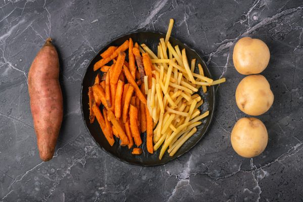 מתכון לבטטה ותפוחי אדמה אפויים עם עשבי תיבול