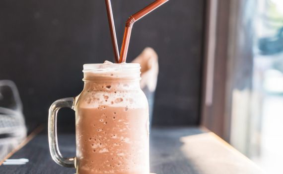 מושלם לחום של אוגוסט: שייק שוקולד בריא