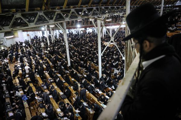 מוצאי ראש השנה באומן: צפו בריקודים של צאת החג