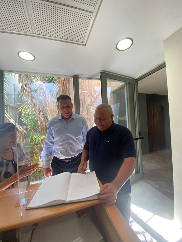 איזנקוט בספר המבקרים בכפר עציון: "מופת לדורות"