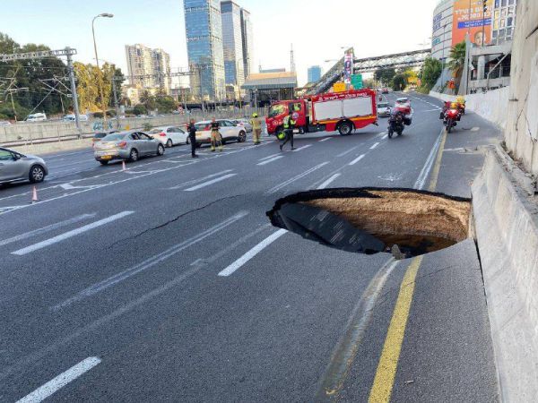 צפו: בולען נפער בלב תל אביב; הכביש עדיין חסום