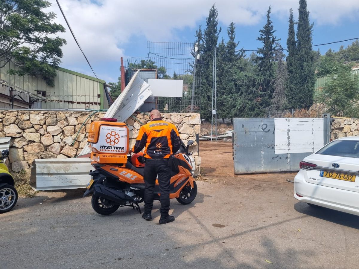 מושב בית נקופה: גג פלסטיק נשבר וגבר כבן 40 נהרג