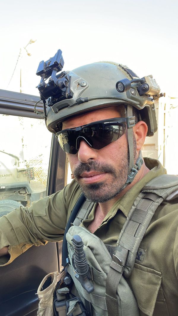 "הקשר זחל תחת אש והעניק לבר טיפול רפואי"