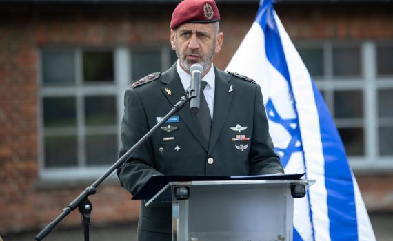 "נמתח יד ונצדיע לנספים". צפו בנאום כוכבי באושוויץ