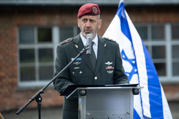 "נמתח יד ונצדיע לנספים". צפו בנאום כוכבי באושוויץ