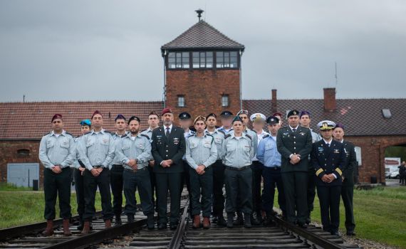 בצל המלחמה: קוד הלבוש החדש של צה"ל בימי הזיכרון והעצמאות