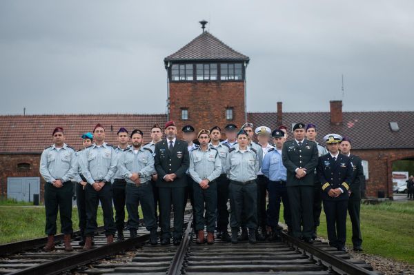 בצל המלחמה: קוד הלבוש החדש של צה"ל בימי הזיכרון והעצמאות