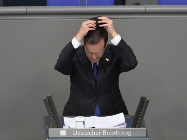 מרגש: הנשיא אומר 'יזכור' לחללי השואה בבונדסטאג