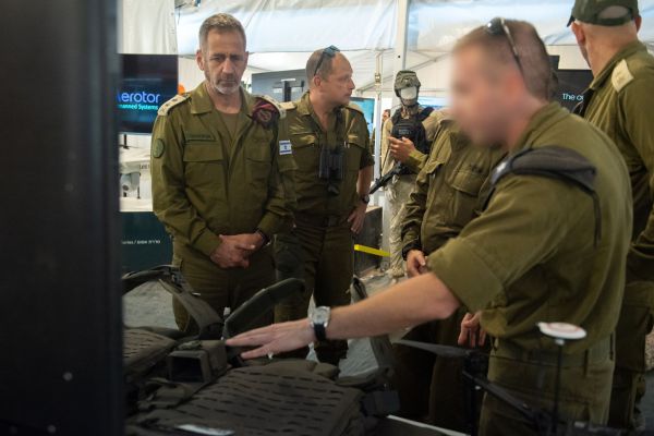צפו: סגל הפיקוד הבכיר בתערוכת חדשנות בלחימה