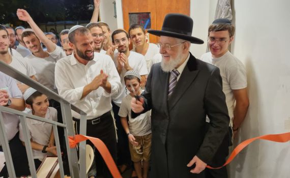 ב-70 שניות: כך בנו בישיבה בתל אביב קומה שנייה. צפו