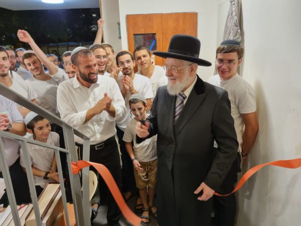 ב-70 שניות: כך בנו בישיבה בתל אביב קומה שנייה. צפו