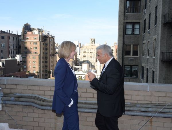 בריטניה שוקלת להעביר את השגרירות לירושלים