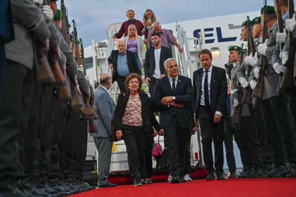 לפיד בברלין: "כבן לניצול שואה, זו תמונת הניצחון"