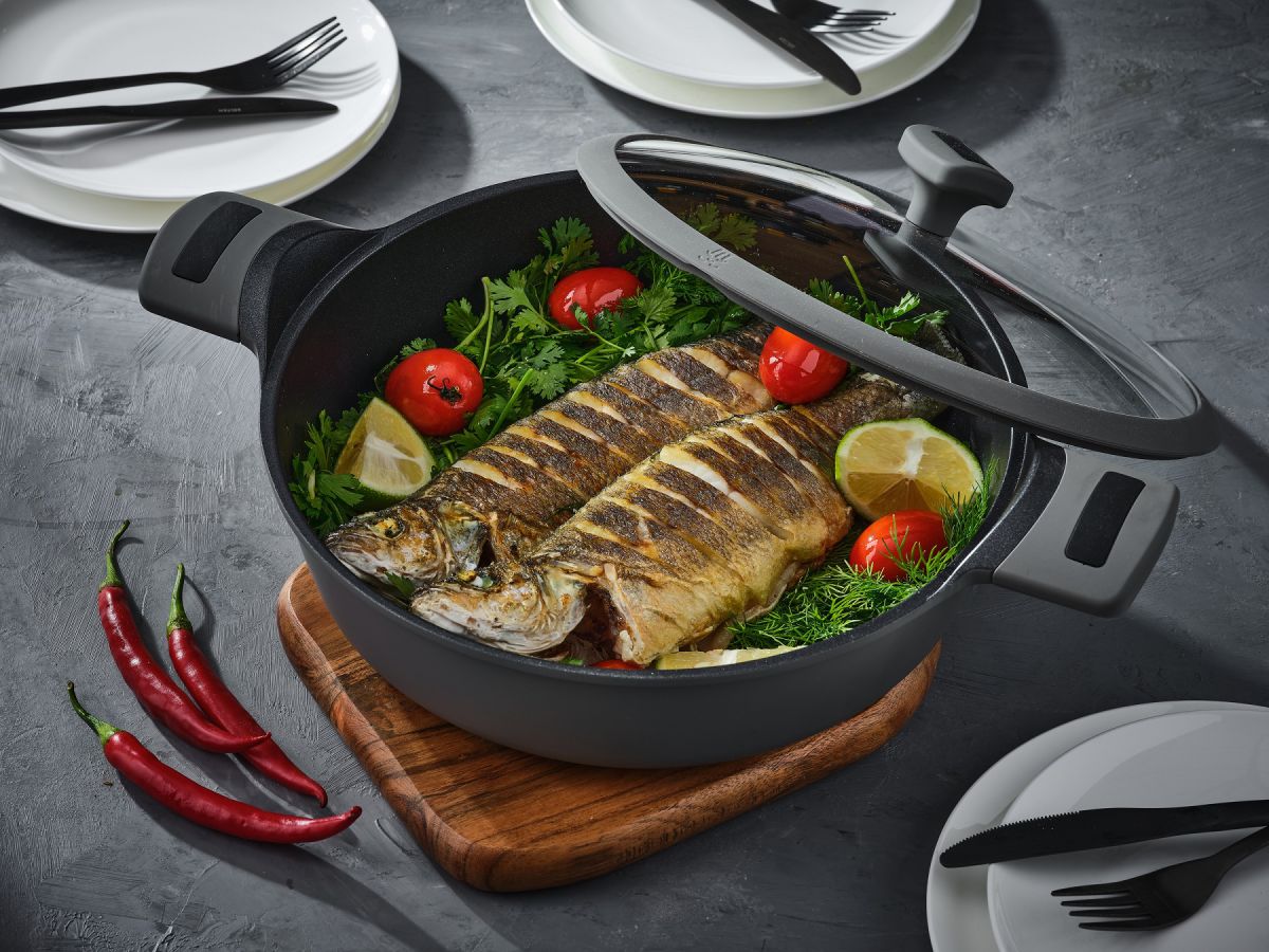 מתכון לשבת: דג לברק שלם צלוי במחבת