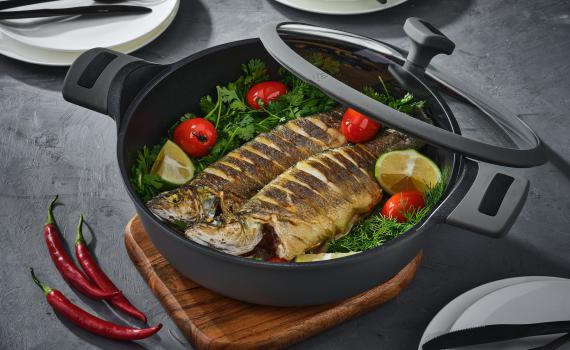 מתכון לשבת: דג לברק שלם צלוי במחבת