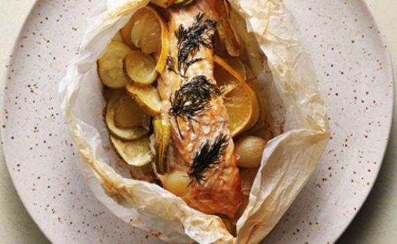 מתכון לנתחי סלמון אפויים עם תפוחי אדמה וזוקיני