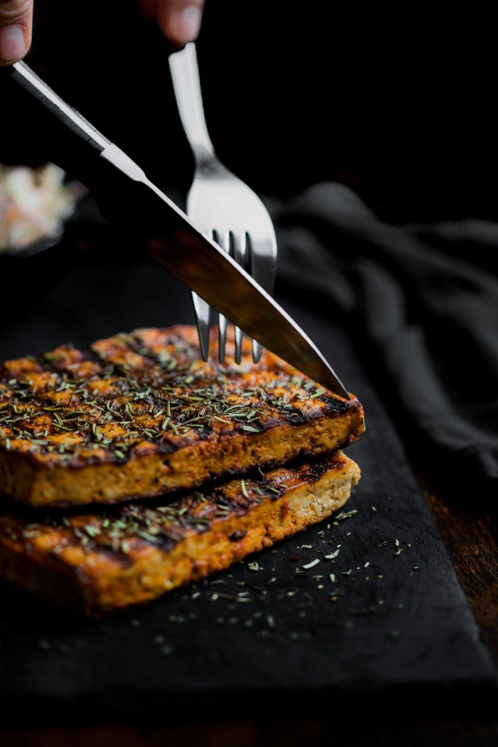 חלומי: סטייק טופו על סלט קולסלו