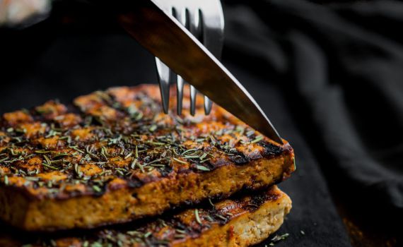 חלומי: סטייק טופו על סלט קולסלו