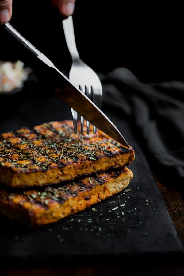 חלומי: סטייק טופו על סלט קולסלו