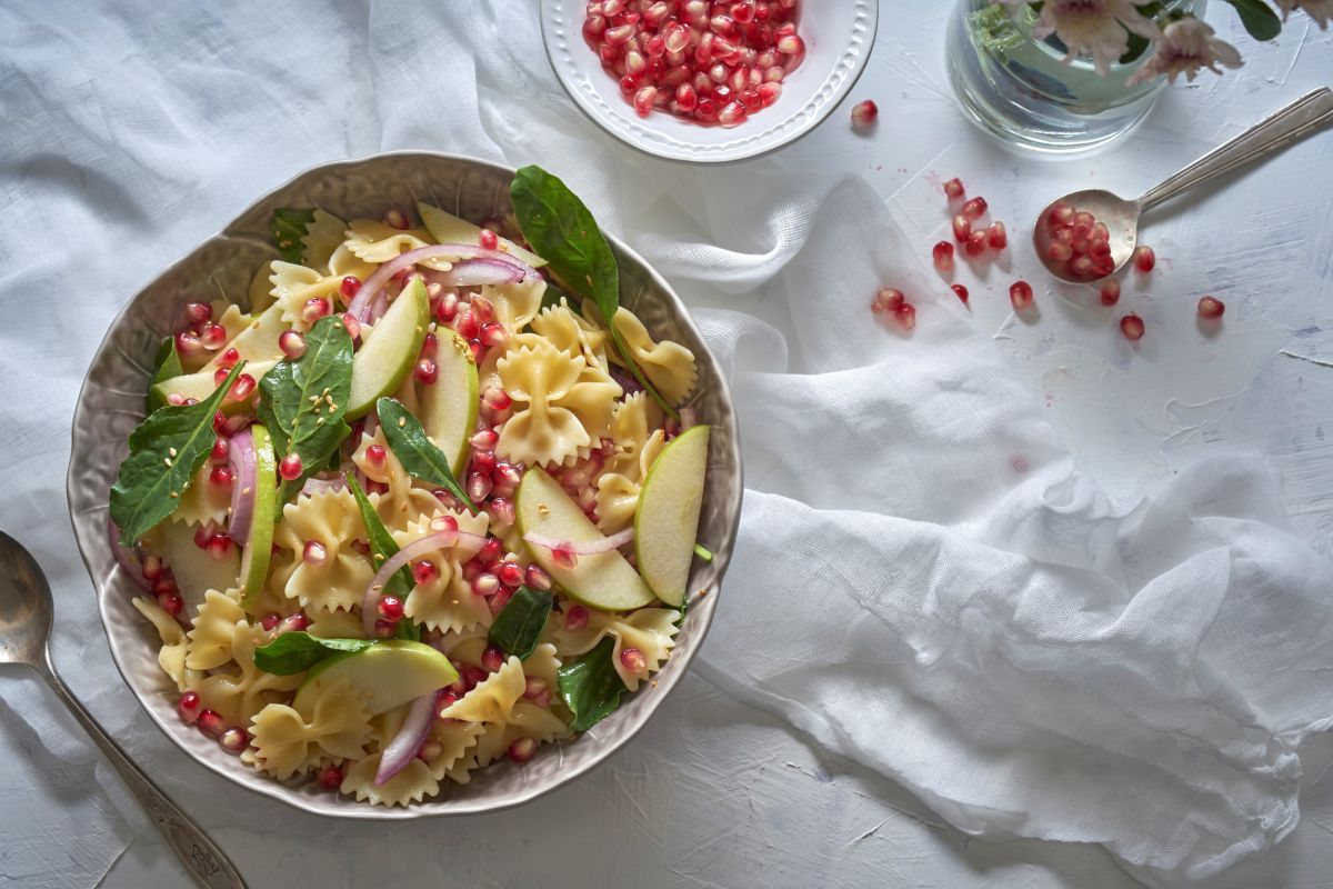 מושלם לחג: סלט פסטה עם רימונים, תפוחים ודבש