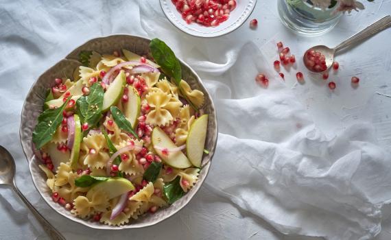 מושלם לחג: סלט פסטה עם רימונים, תפוחים ודבש