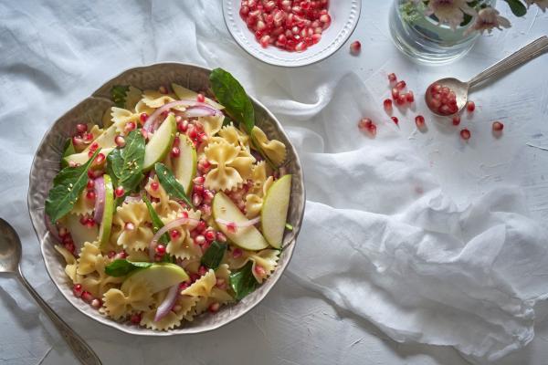 מושלם לחג: סלט פסטה עם רימונים, תפוחים ודבש