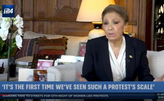 אלמנתו של השאה קוראת להפלת המשטר באיראן