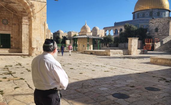 "להודות לשוכן בבית הזה": שלמה נאמן עלה להר הבית