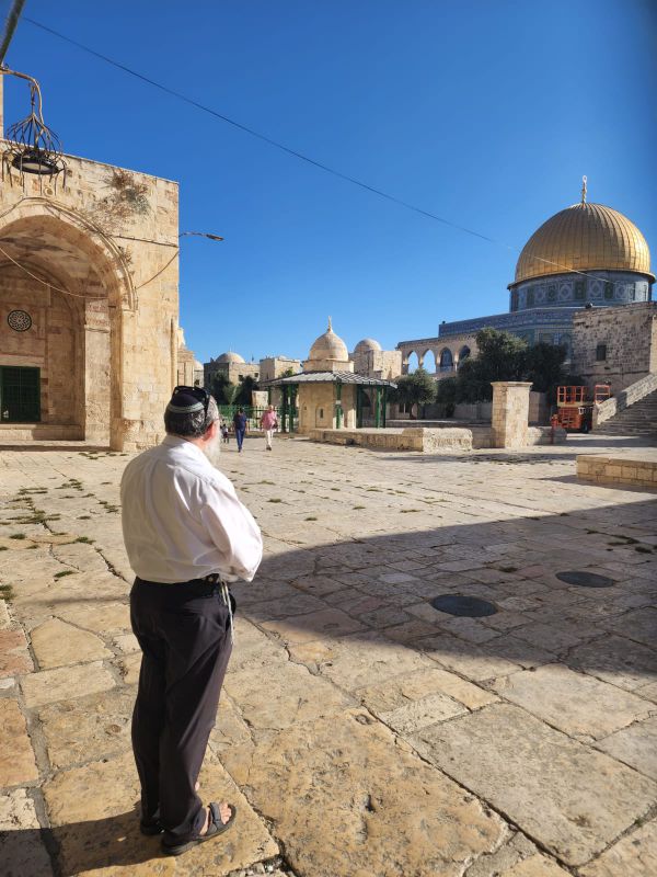 "להודות לשוכן בבית הזה": שלמה נאמן עלה להר הבית