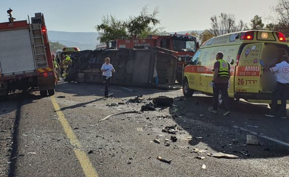 כפר נחום: רכב הסעות התהפך; הנהג פצוע אנוש