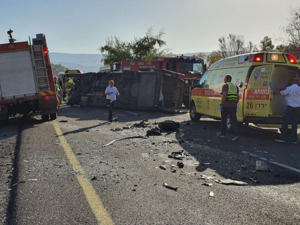 כפר נחום: רכב הסעות התהפך; הנהג פצוע אנוש