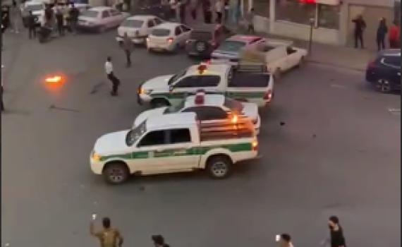 איש משמרות המהפכה נדקר למוות בידי מפגינים