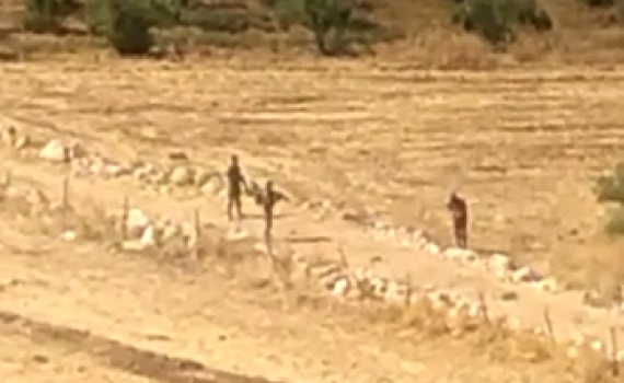 צפו: מחבל ניסה לחטוף נשק מחייל צה"ל ונוטרל בירי