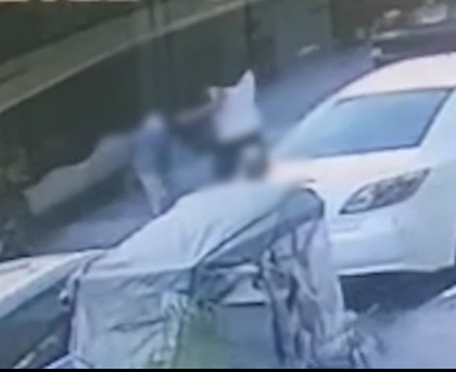 באמצע ויכוח: דחף את בת זוגו לעבר מכונית נוסעת