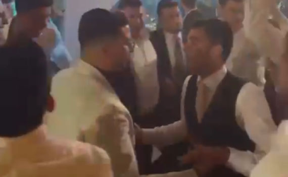 צפו: נוכל הטינדר מתקבל בחתונה לצלילי שיר חסידי