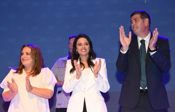 לקראת החלטה דרמטית? לחץ פנימי על שקד לפרוש