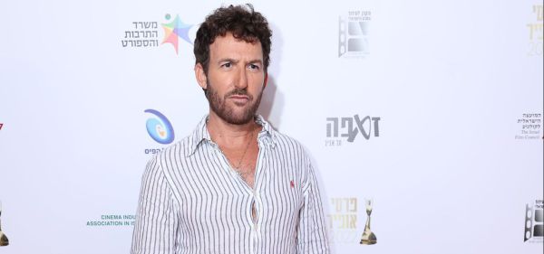 השחקן אורי פפר בהפגנה: "תפסיקו לשלם מיסים"