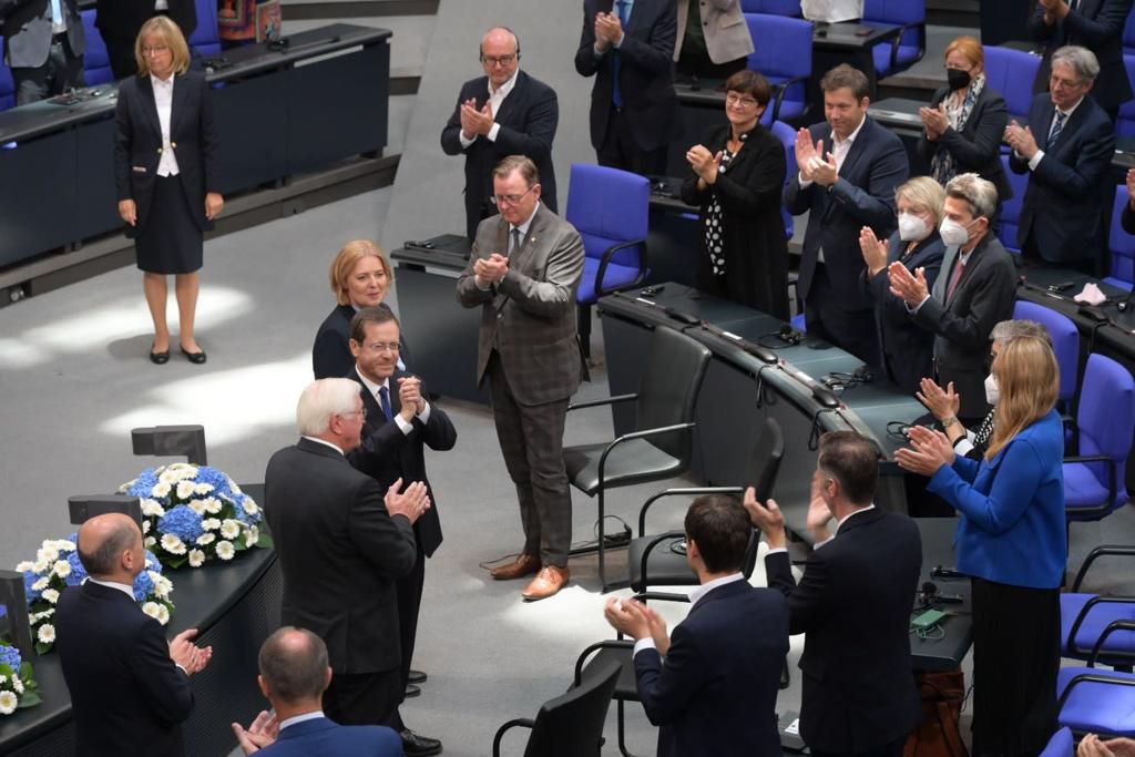 נאום הרצוג בבונדסטאג: "נושא עמי ציווי אחד – זָכוֹר"