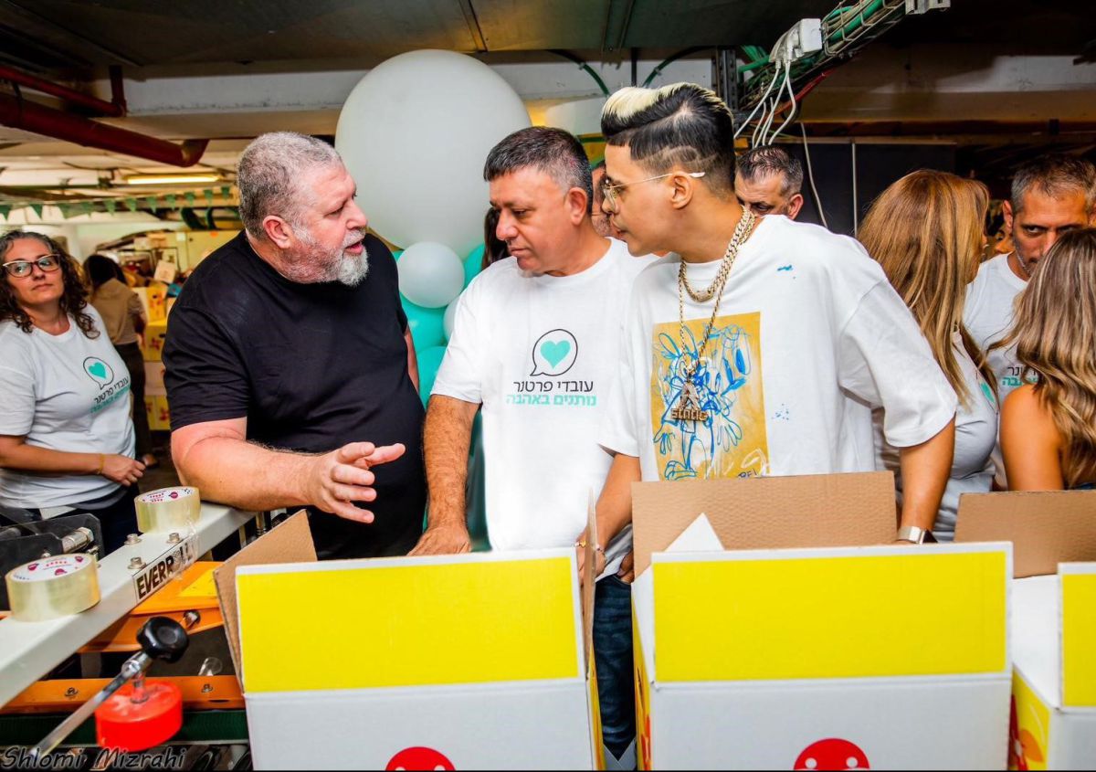 סטטיק באריזת ארוחות חג למשפחות מעוטות יכולת