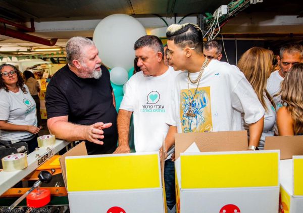 סטטיק באריזת ארוחות חג למשפחות מעוטות יכולת