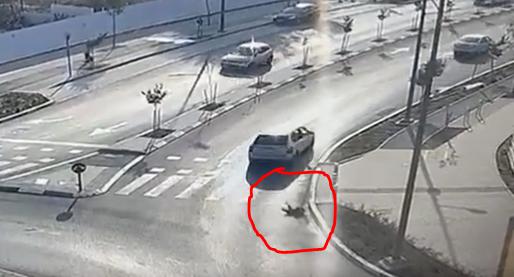 תיעוד מחריד: בן 3 עף מרכב והתרסק על הכביש