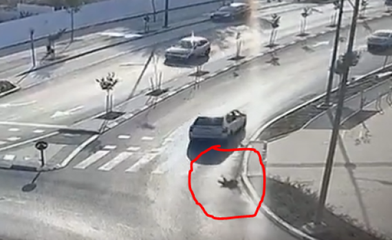 תיעוד מחריד: בן 3 עף מרכב והתרסק על הכביש