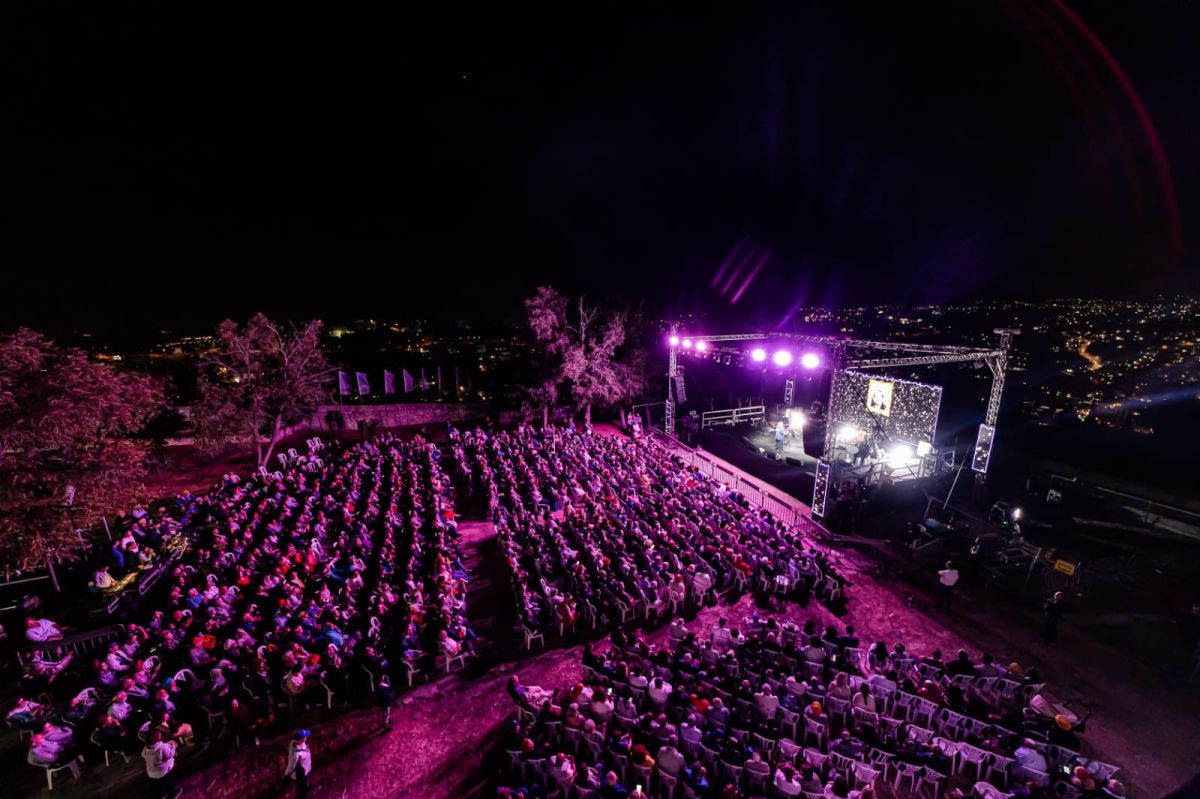 מול חומות העיר העתיקה: יהורם גאון ריגש בהר הזיתים