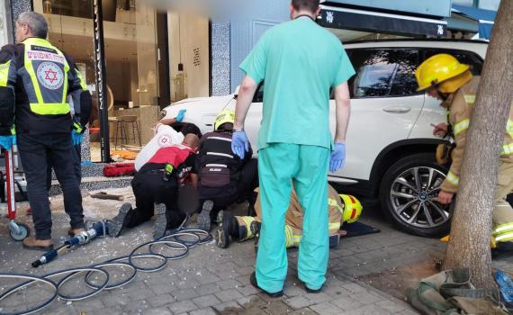 כיכר המדינה: רכב עלה על מדרכה ודרס הולכי רגל